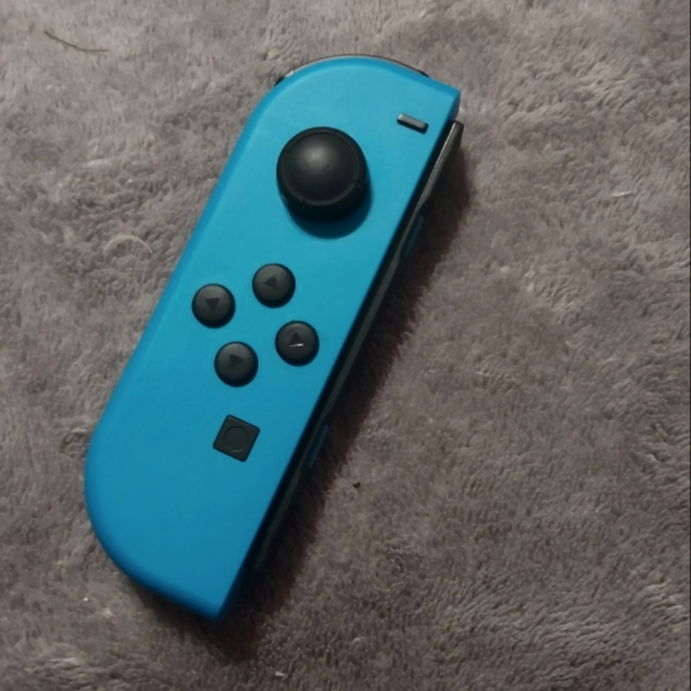 Nintendo Switch - Picture 3 of 4